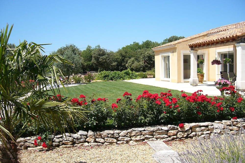 Bonnieux 4* house on 5500m wooded plot. in Bonnieux, Parc naturel régional du Luberon