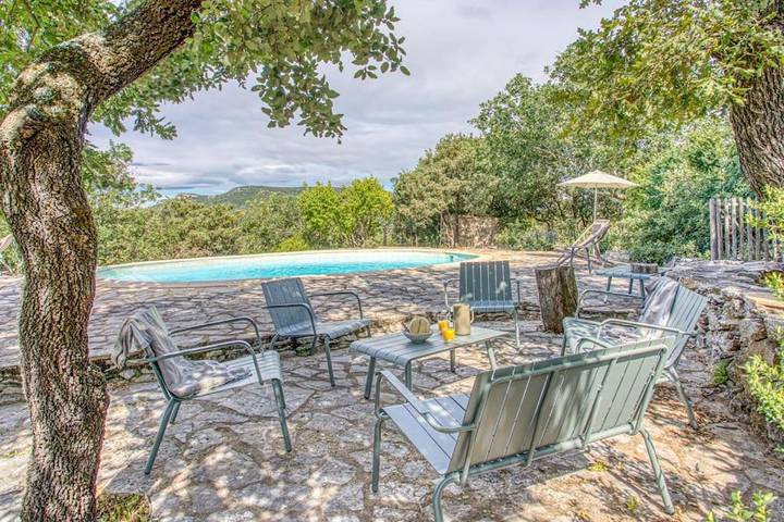 Location de vacances pour 12 personnes, avec Terrasse et Jardin ainsi que Piscine et Vue à Fons-sur-Lussan