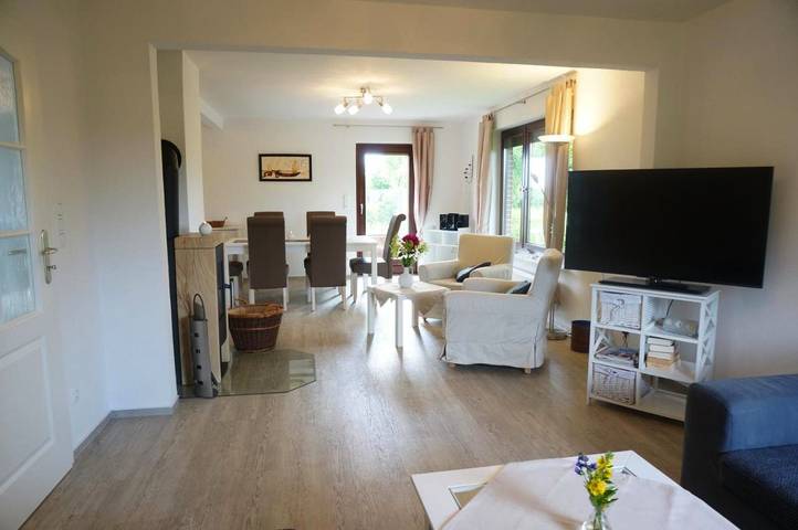 Ferienhaus für 9 Personen, mit Terrasse und Garten sowie Sauna und Seeblick