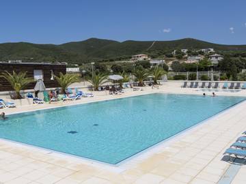 Gîte pour 6 personnes, avec terrasse et piscine à Belgodère