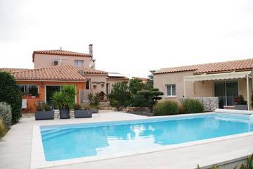 Gîte pour 2 personnes, avec terrasse ainsi que piscine et jardin à Villelongue-dels-Monts