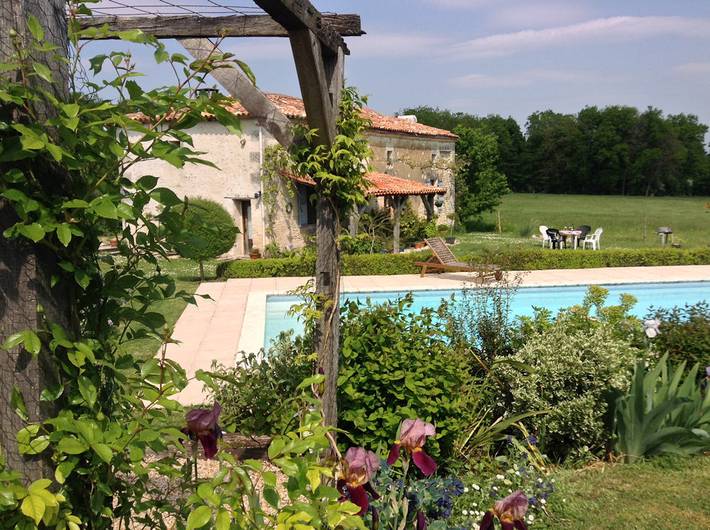 Gîte pour 8 personnes, avec terrasse ainsi que jardin et piscine à Saint-Quentin-de-Chalais