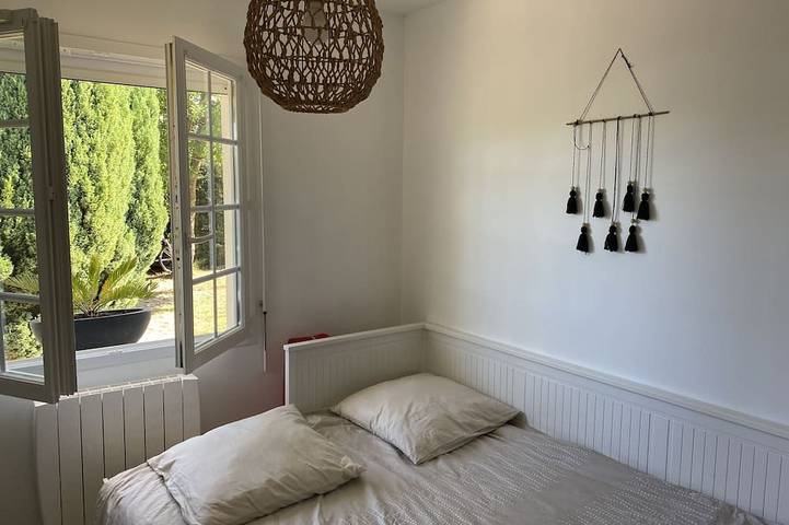 Quiet villa between the lake and the sea in Hourtin, with a pool and spa in Hourtin, Médoc Regional Natural Park