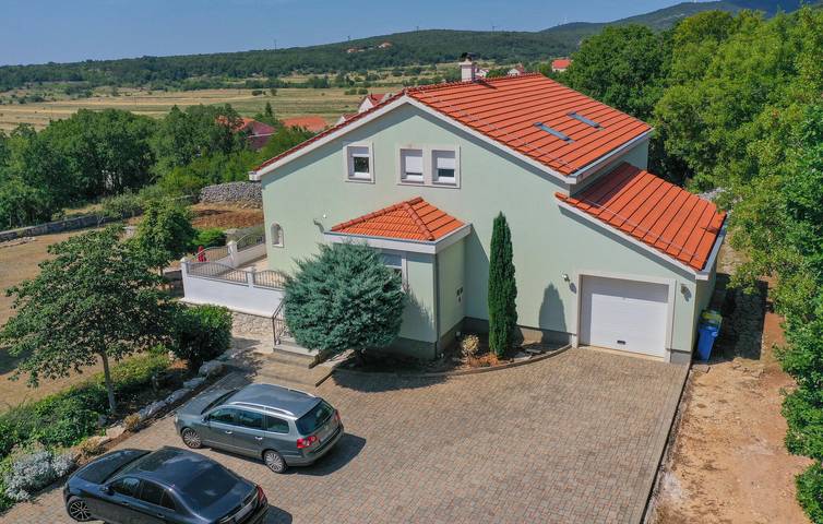 Geräumige 310 m² große Wohnung mit Pool, Terrasse und kostenlosen Parkplätzen in Svib, Makarska Riviera