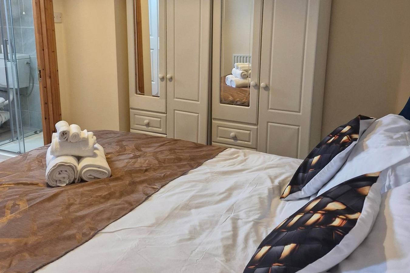 Townhouse Sleeps 8 - Garden, Wifi, Free Parking in Irland