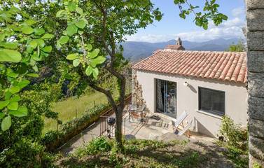 Gîte pour 3 personnes, avec terrasse et vue, adapté aux familles à Petreto-Bicchisano