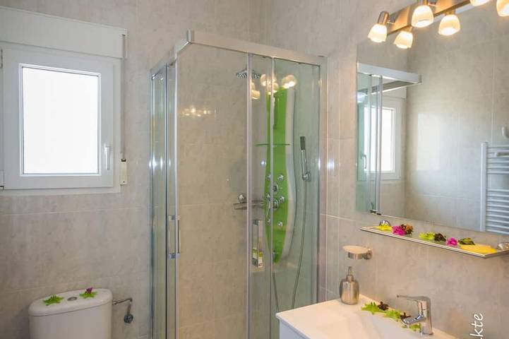 Villa de luxe Inge 400 sur la plage, grand jardin, pr. Piscine chauffée, climatisation, BBQ, terrasse, WiFi in Almadrava, Costa Blanca