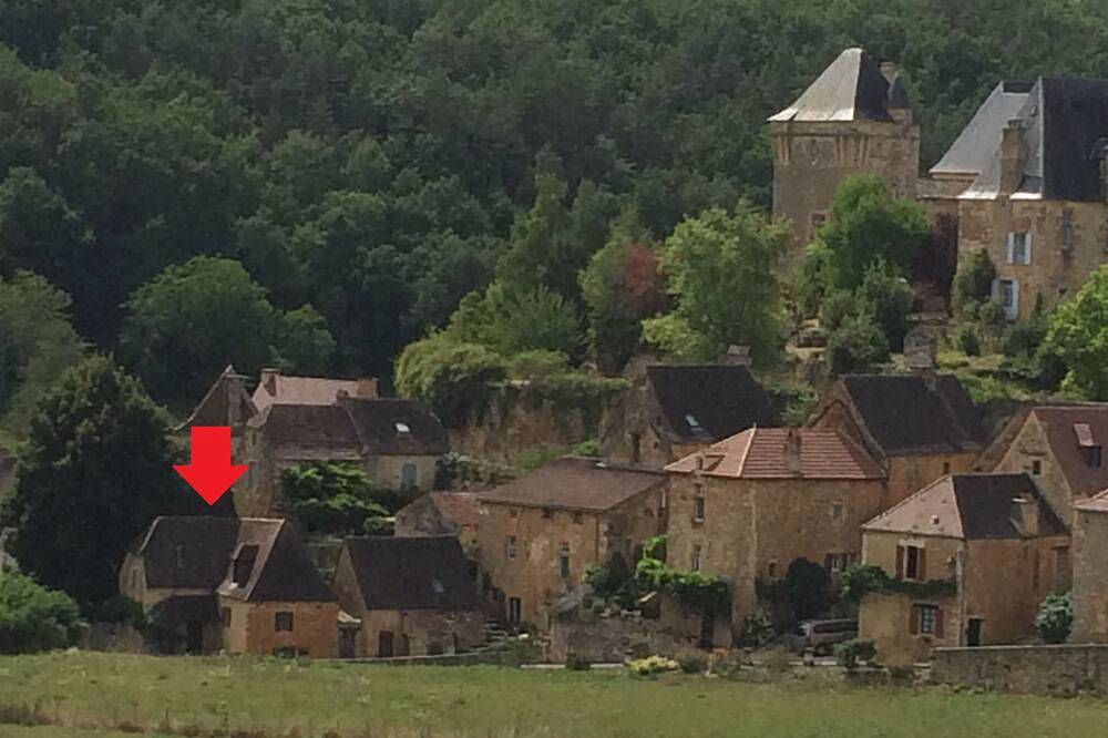 Charmante maison avec jardin et piscine au coeur du village médiéval in Berbiguières, Périgord Noir