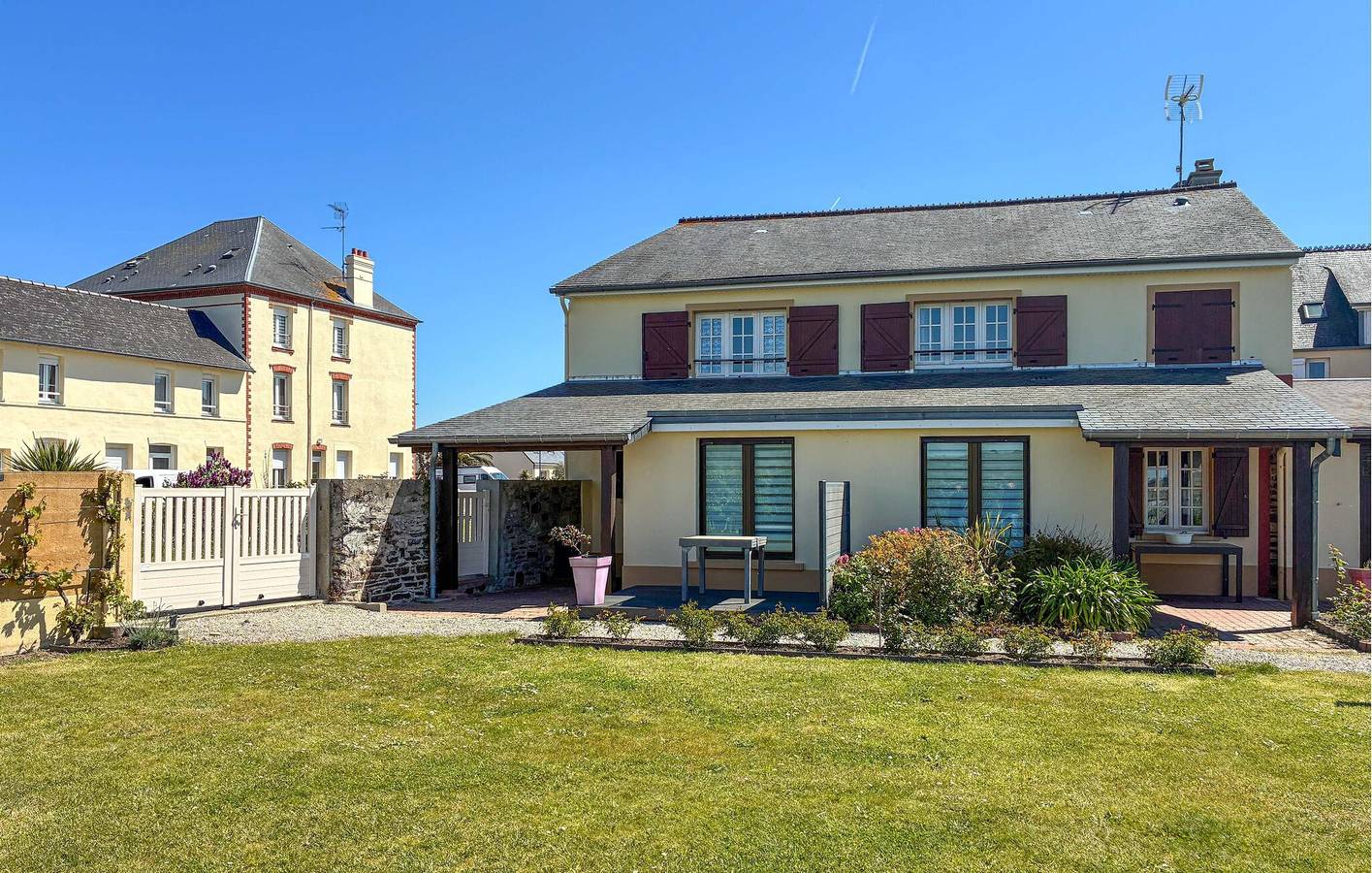 Acogedor apartamento de 85 m² con jardín, wifi y a 1,5 km de la playa in Barneville-Carteret, Côte de la Déroute