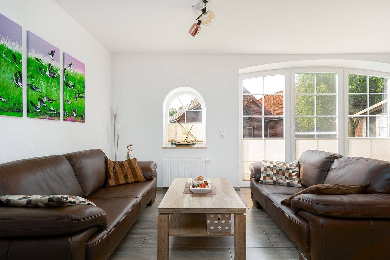 Schönes Ferienhaus (100qm) für 6 Personen mit Kamin, Garten und Wasserzugang in Krummhörn, Landkreis Aurich