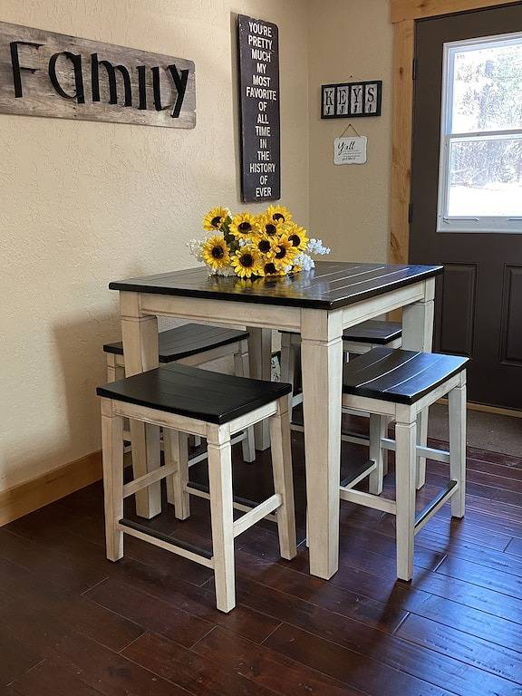 Base of Lassen National Park Secluded 1 Br + Loft, 2 Bath Home. sleeps up to 7 in Shasta County