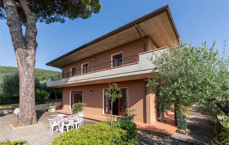 Appartamento a bordo piscina con giardino, aria condizionata e cucina in Passignano sul Trasimeno, Lago Trasimeno
