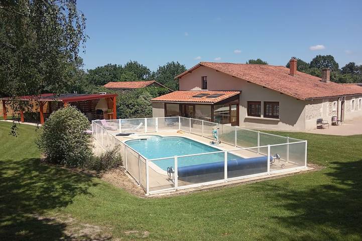 Location de vacances pour 15 personnes, avec Jacuzzi et Terrasse ainsi que Jardin et Piscine à Saint-Martin-Lars-en-Sainte-Hermine
