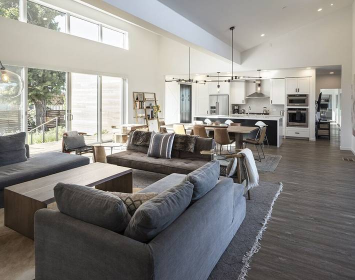 Vacation rental for 10 people, with balcony and yard as well as hot tub in Wine Country