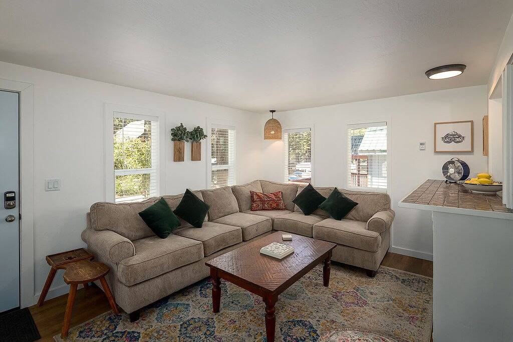 Pet Friendly Cabin Close to Beach & Slopes, Live Like a Local in Kings Beach, Placer County