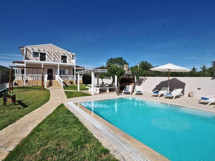 Villa pour 7 personnes, avec jardin ainsi que vue sur le lac et piscine, animaux acceptés