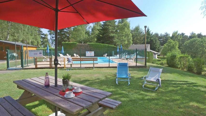 Parc de vacances pour 4 personnes, avec jardin ainsi que vue et piscine en Auvergne - 2