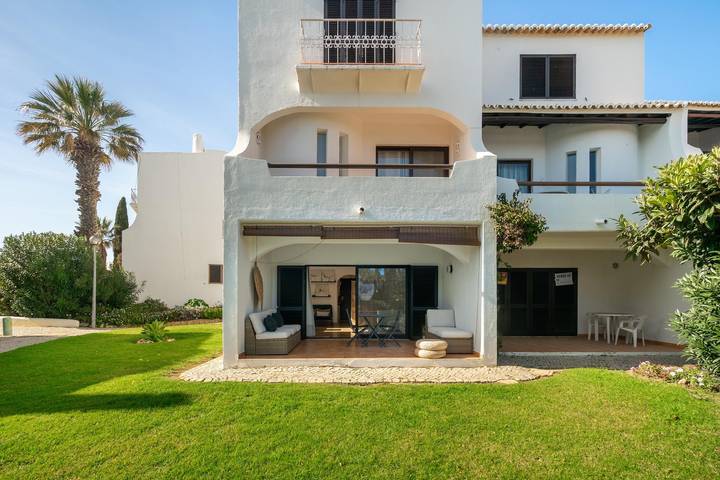 Entire apartment, Studio Apartment 'Arribas Studio' close to the Beach with Shared Pool & Wi-Fi in Albufeira e Olhos de Água, Faro District