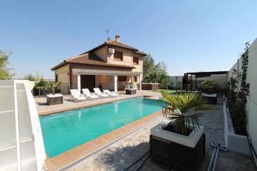 Casa rural para 18 personas, con piscina además de jardín y vistas, Se admiten mascotas en La Sagra