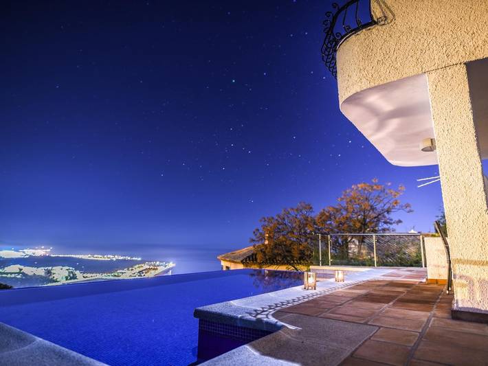 Vakantiehuis voor 9 personen, with Balkon/Terras and Uitzicht op zee as well as Tuin and Zwembad in Salobreña