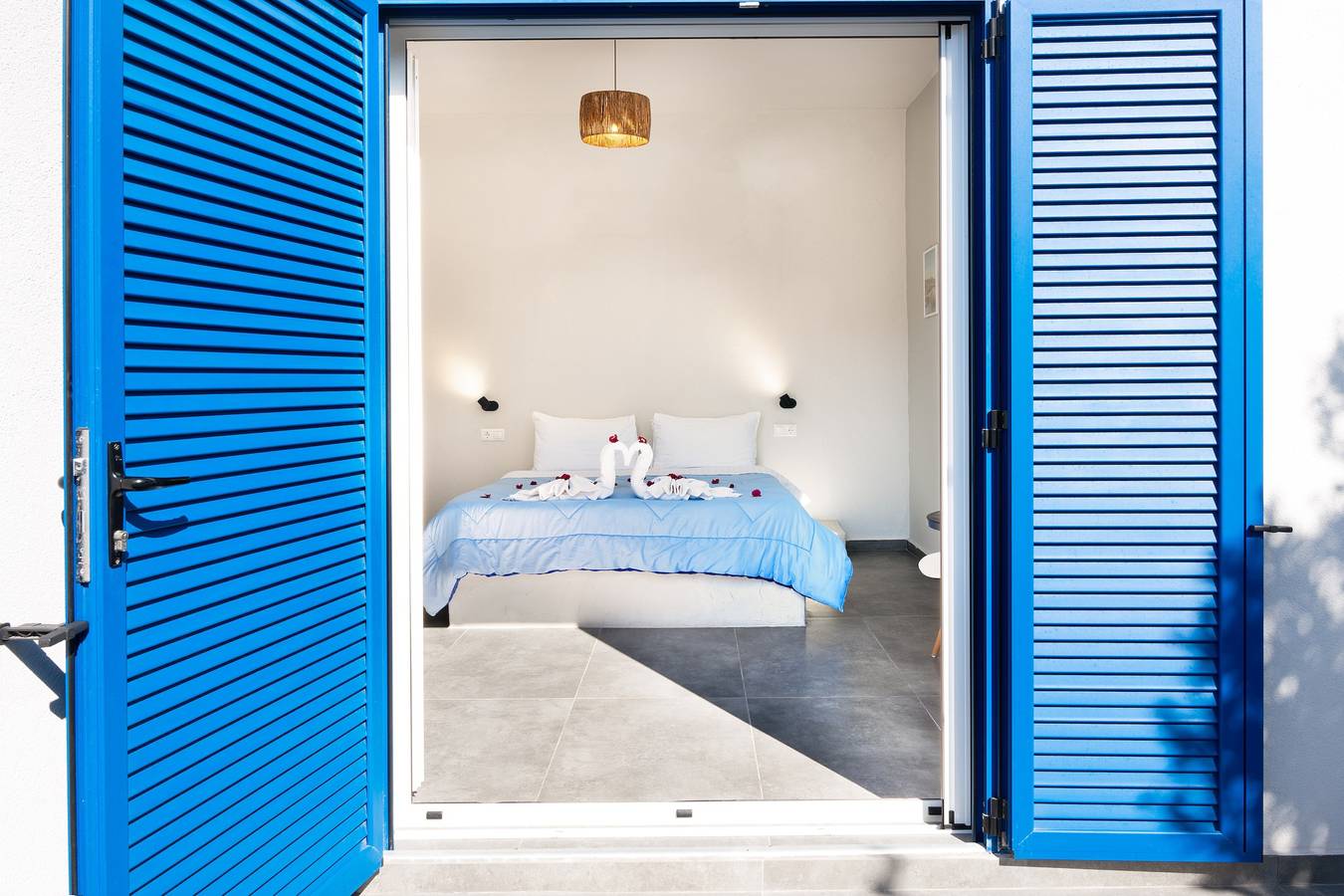 Appartement entier, Aegean Blue Santorini Perissa près de la plage avec terrasse privée et Wi-Fi in Plage d'Perivolos, Perissa