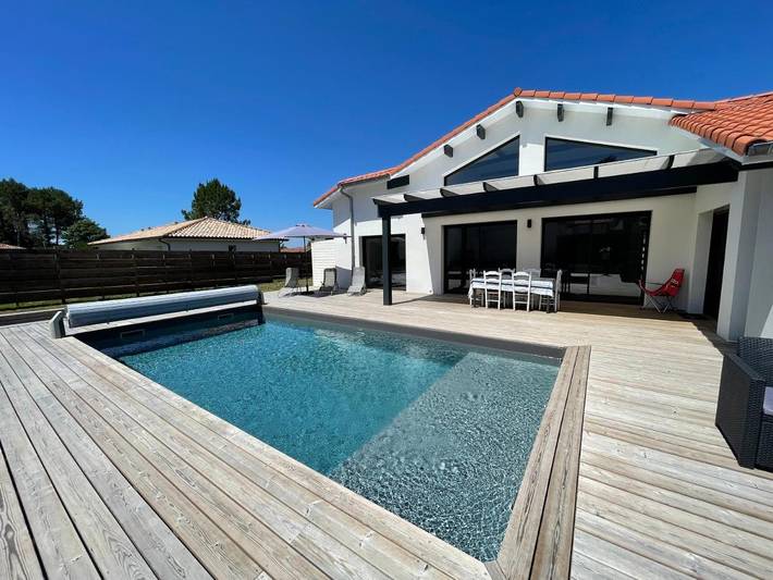 Location de vacances pour 8 personnes, avec Jacuzzi et Terrasse ainsi que Jardin et Piscine à Magescq