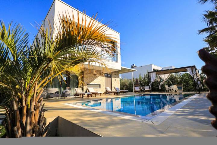 Ferienhaus für 13 Personen, mit Pool in Albanien