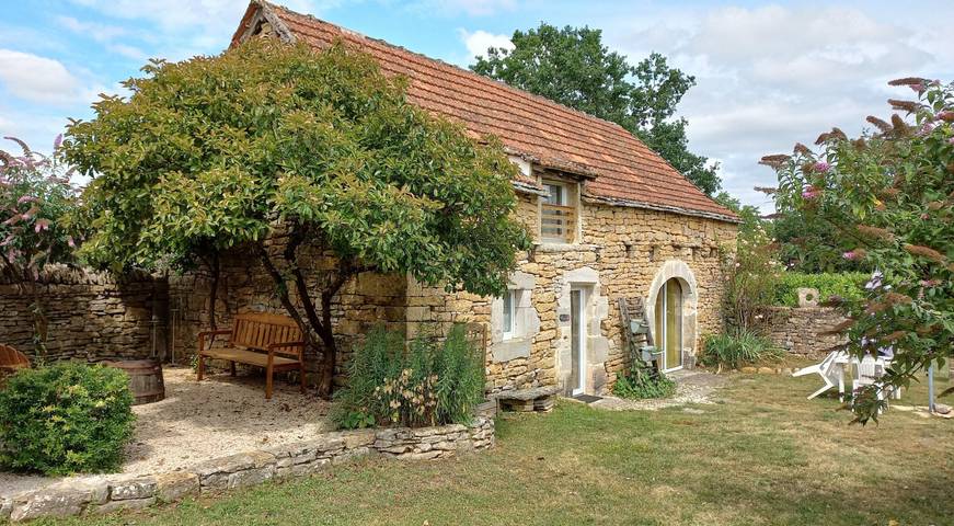 Gîte pour 5 personnes, avec terrasse ainsi que jacuzzi et jardin
