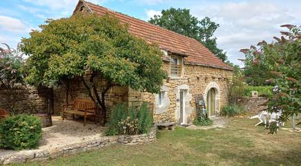 Gîte pour 5 personnes, avec jardin ainsi que jacuzzi et terrasse dans l' Aveyron