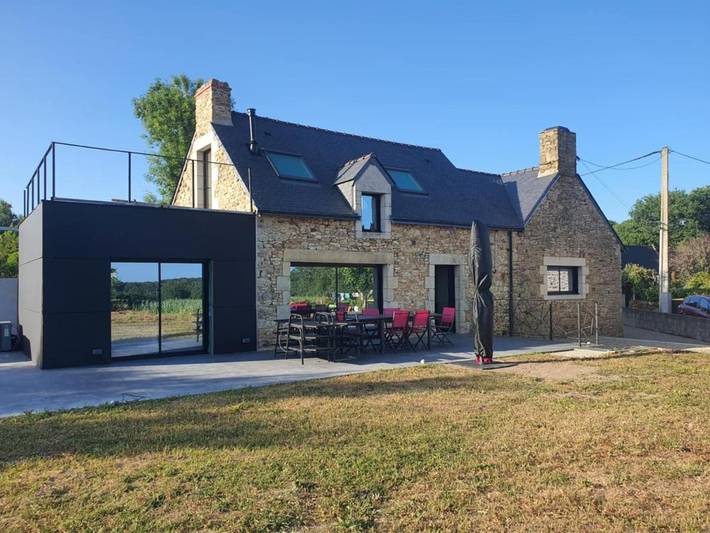 Location de vacances pour 8 personnes, avec Balcon et Jacuzzi ainsi que Terrasse et Jardin à Brandérion