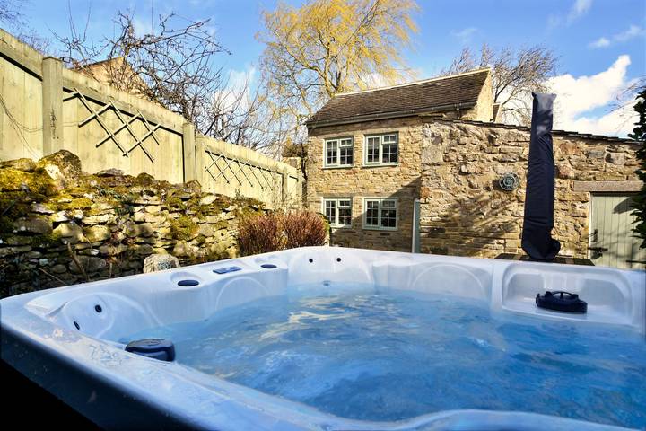 Holiday rental for 6 people, with terrace and hot tub as well as garden in Yorkshire