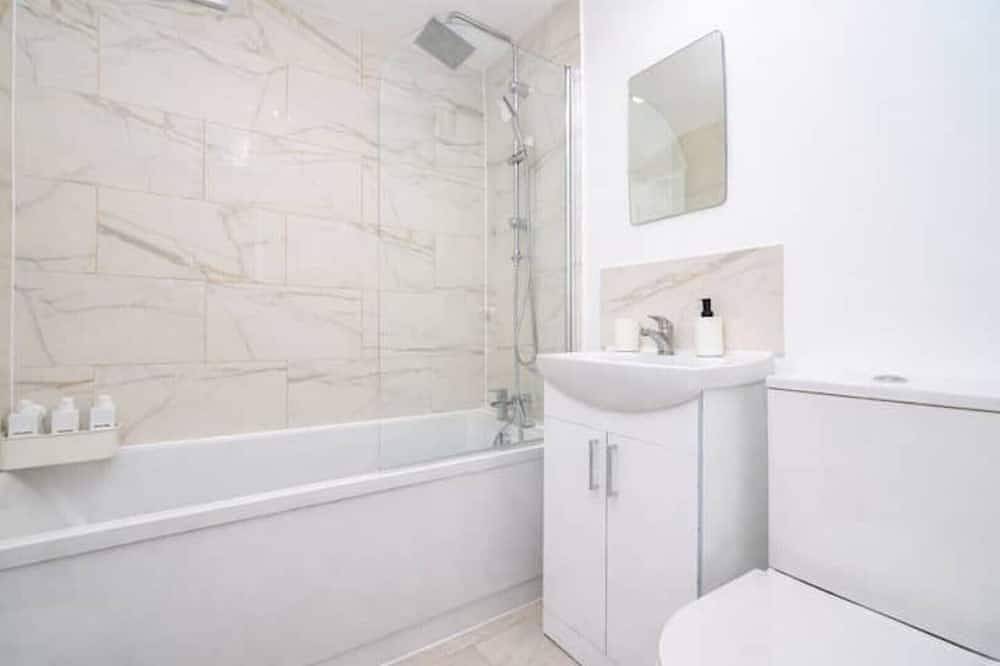 Entire apartment, Elegant Flat | 2-Min Walk to Watford Junction in Watford, Hertfordshire