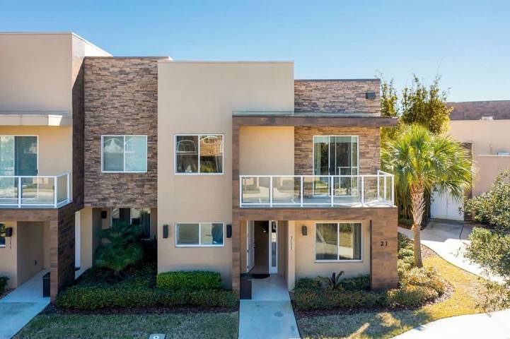 Vacation rental for 8 people, with lake view and balcony as well as yard, kid friendly by Disney World