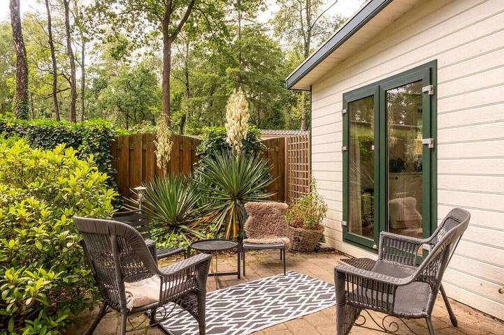 Chalet voor 6 personen, met zwembad en tuin in Hoenderloo