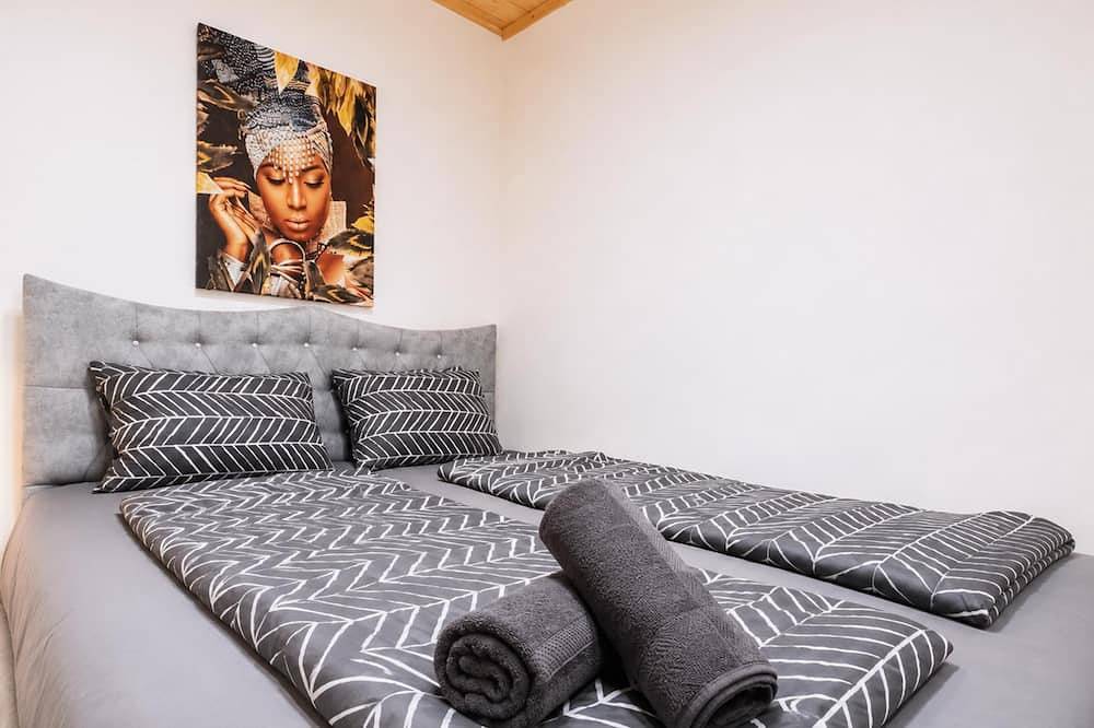 Ganze Wohnung, Bright Room w/ Desk | Walk to Fac Platz in Floridsdorf, Wien