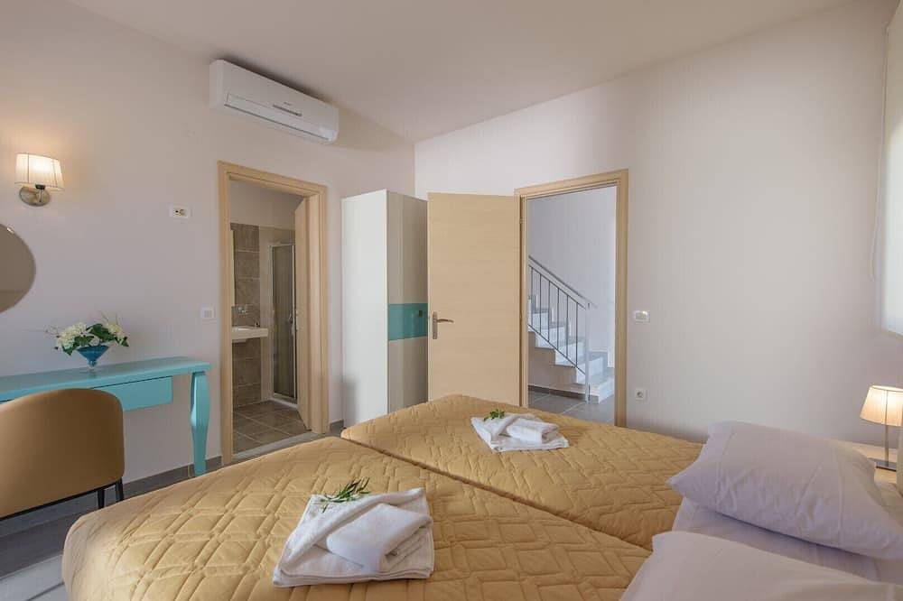 Heated pool + Hydromassage ★ 500mt to beach ★ Sea view ★ Walk to market / restaurants / bar in Kato Stalos, Chania region