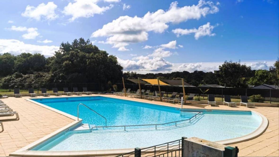 Mobil home familial - 4-5pers - Accès piscine & aire de jeux in Talmont-Saint-Hilaire, Vendée