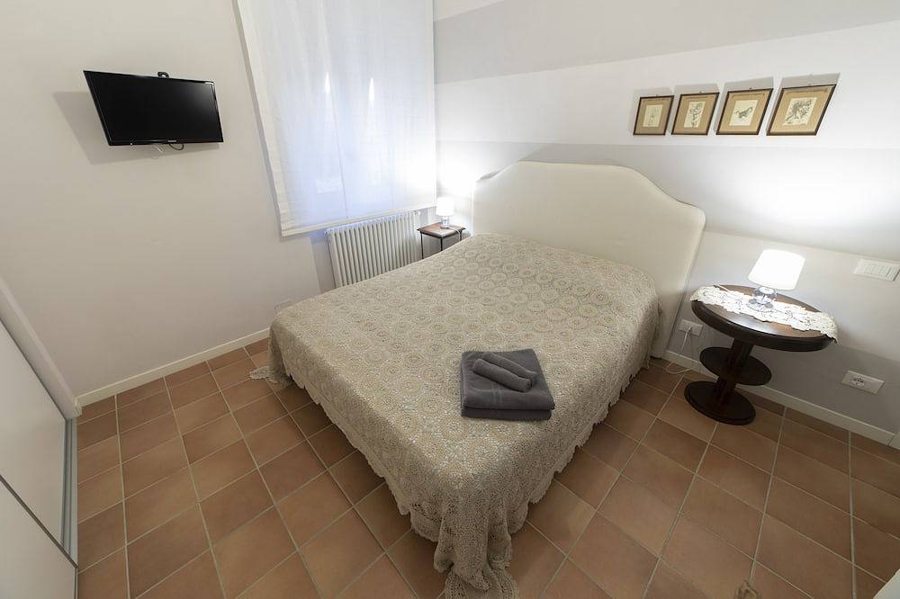 Family room with 2 double or twin rooms near the port and the Venice district. in Livorno, Etruskische Küste