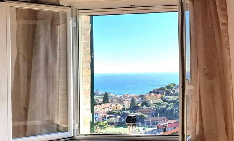 Location de vacances pour 4 personnes, avec vue et terrasse à Pompeiana
