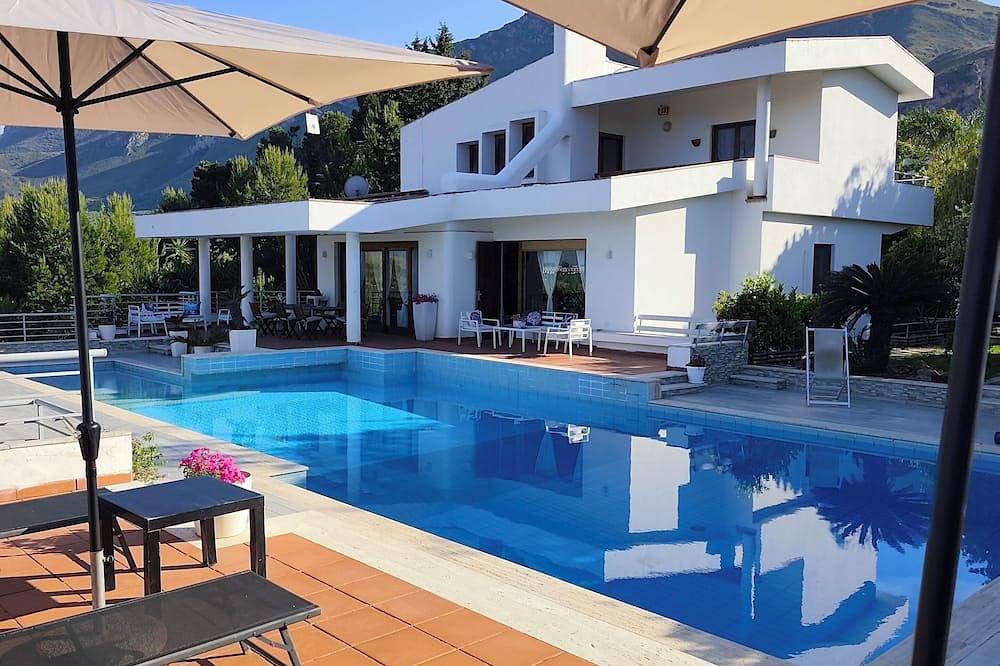Villa Hermosa con piscina y vista al mar. in Torre Colonna-Sperone, Altavilla Milicia