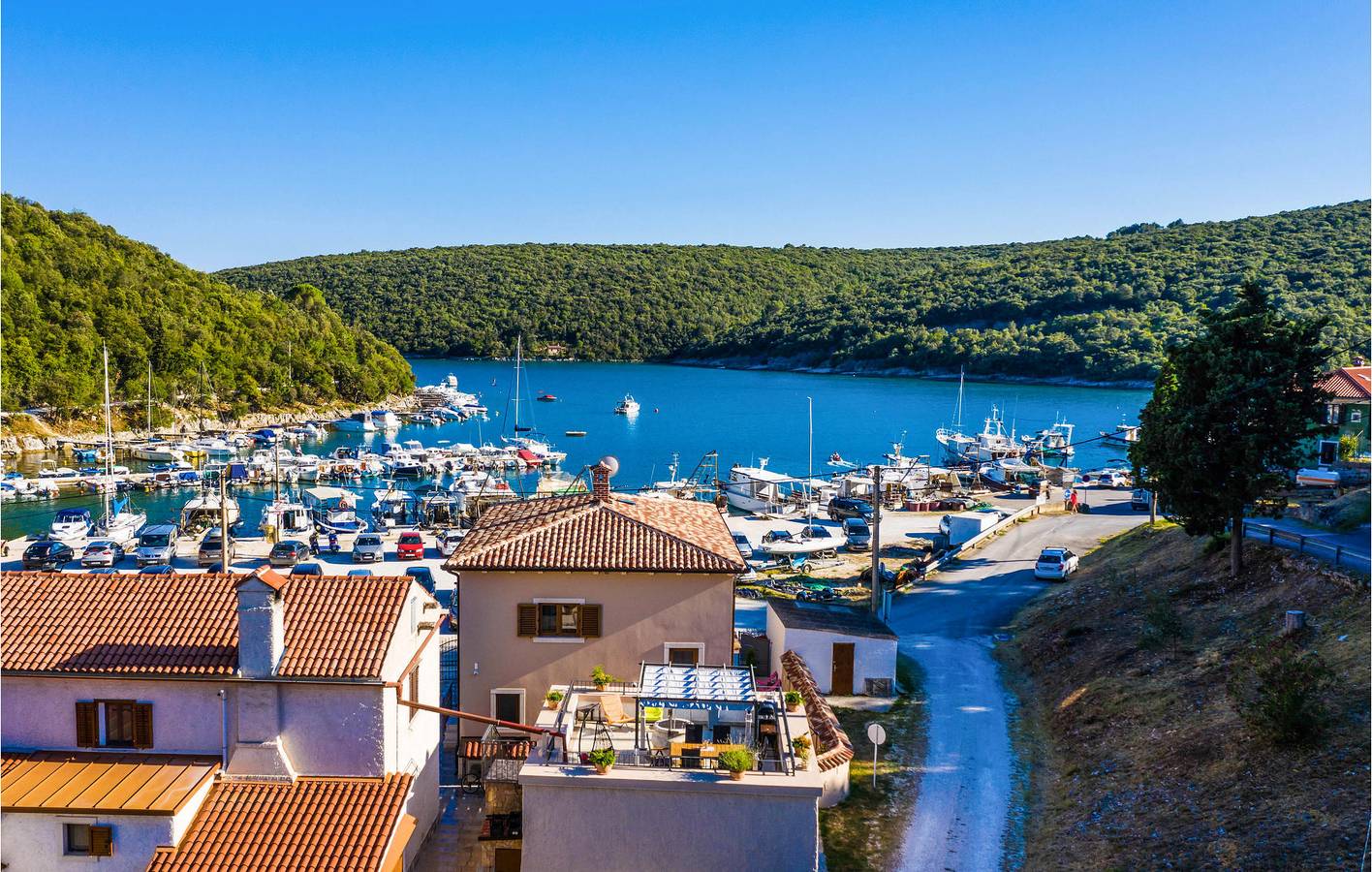 Gemütlich, 2 km vom Strand entfernt: Moderne 2-Zimmer-Wohnung mit WLAN, Klimaanlage, Parkplatz und Terrasse in Marčana, Südküste Istrien