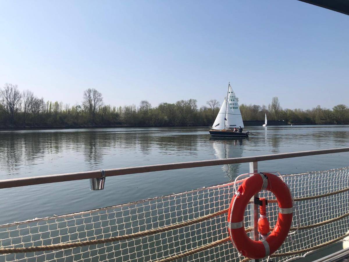 Seinehouse - Maison flottante (Houseboat) - Séjour magique sur l'eau in Vaux-sur-Seine, Yvelines