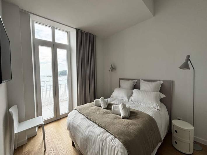 Location de vacances pour 2 personnes, avec balcon ainsi que piscine et jardin, adapté aux familles dans Plage Tresmeur - 3