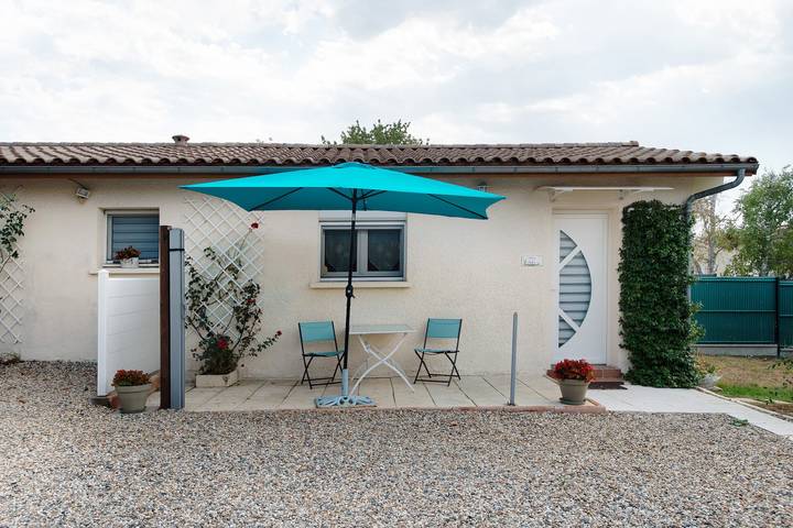 Gîte "Hortensia" with Private Terrace, Private Garden, and Wi-Fi in Val de Virvée, Blaye region