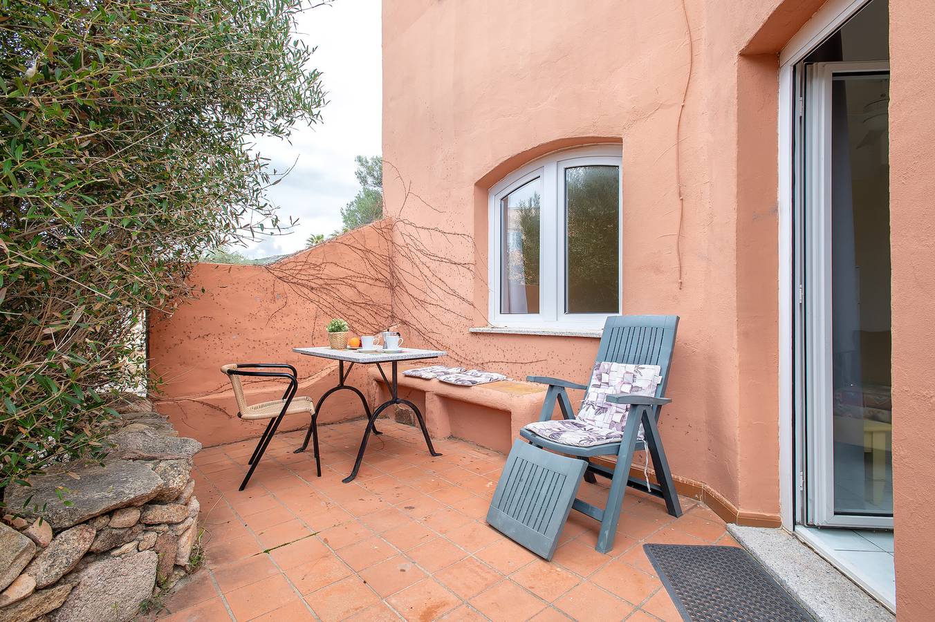 Entire apartment, Apartment 'Costarossa 110' with Sea View, Private Terrace and Private Garden in Trinità d'Agultu e Vignola region, Gallura