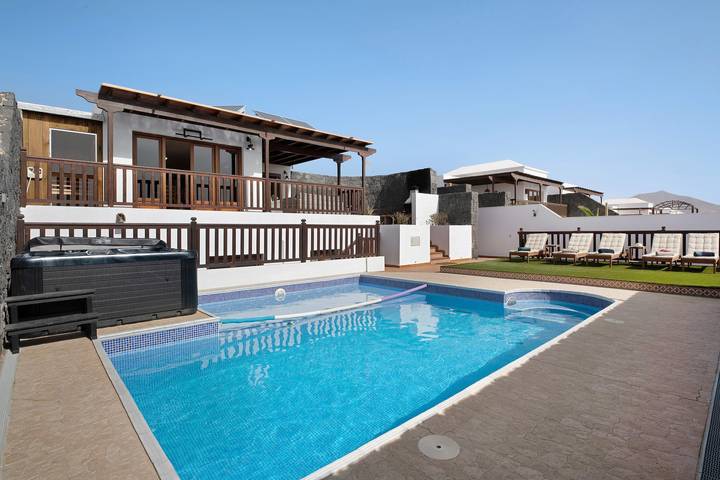Villa für 10 Personen, mit Balkon und Whirlpool sowie Garten und Sauna auf Lanzarote