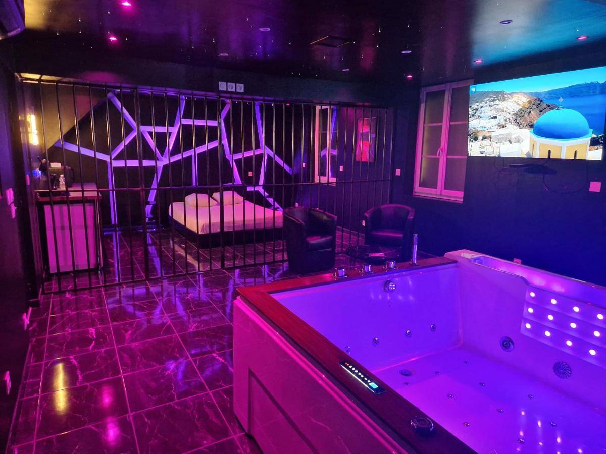 Appartement entier, Suite Coquine avec jacuzzi Yaospa60 in Laigneville, Oise