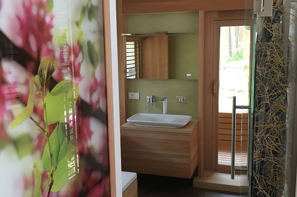 Chalet Ly's Nest - Haus am Berg mit Naturschwimmteich und gut eingezäuntem Gelände von 4500 qm. in Aldein, Südtirol