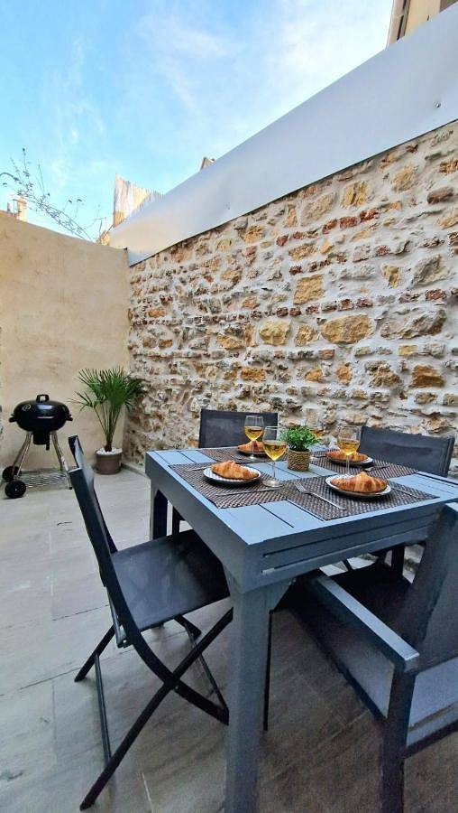 Proche Nausicaa, gare & remparts, spacieuse maison 3 chambres, cour privée, parking gratuit, Adaptée aux vélos in Boulogne-sur-Mer, Région de Boulogne-sur-Mer