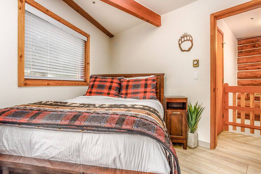 Gorgeous cabin-style home huge private hot tub, beautiful deck & fireplace in Girdwood, Anchorage